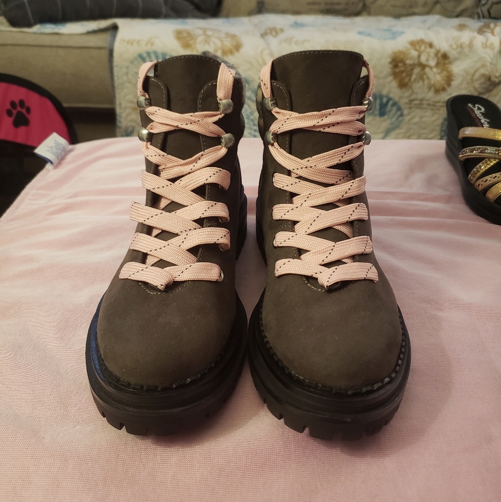 New cute So hiking boots